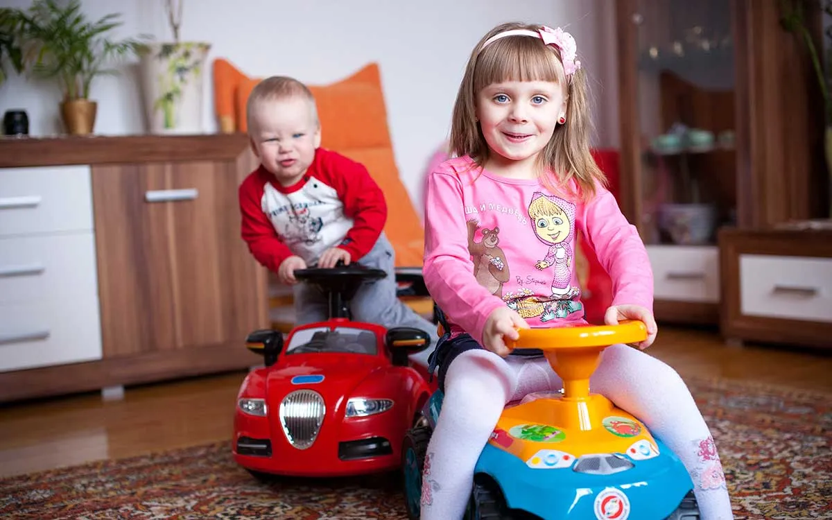 ملابس أطفال عملية وأنيقة: نصائح لاختيار الزي المناسب حسب العمر