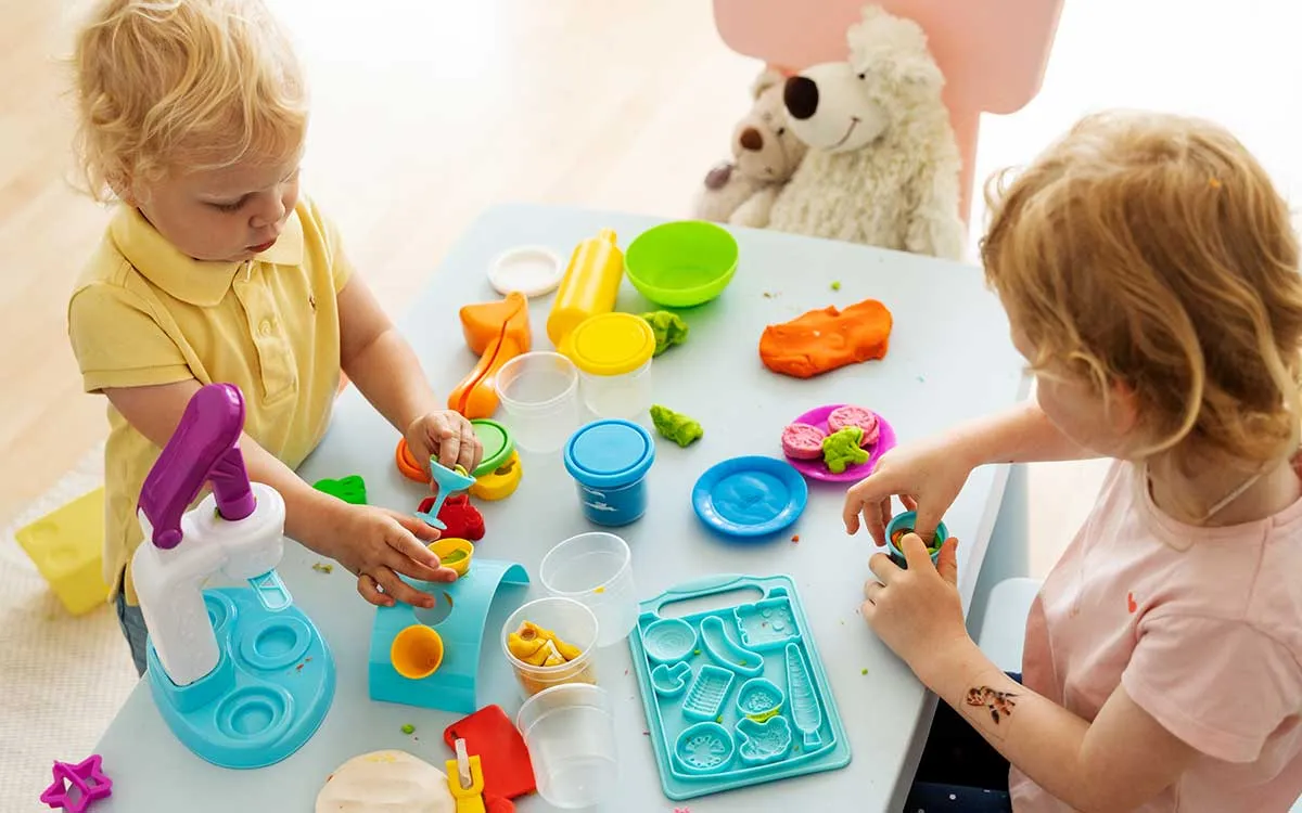 دور اللعب في دعم الأطفال المصابين بالتوحد: أداة للتواصل والتعبير