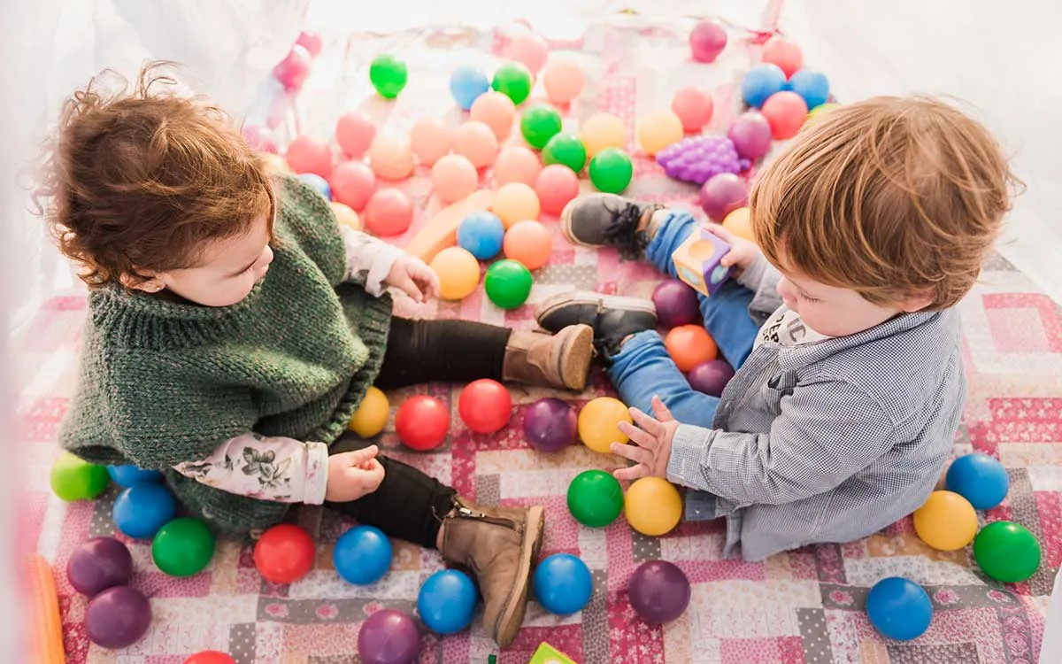 اللعب الحر: لماذا يجب أن تسمح لطفلك باللعب بحرية دون توجيه؟